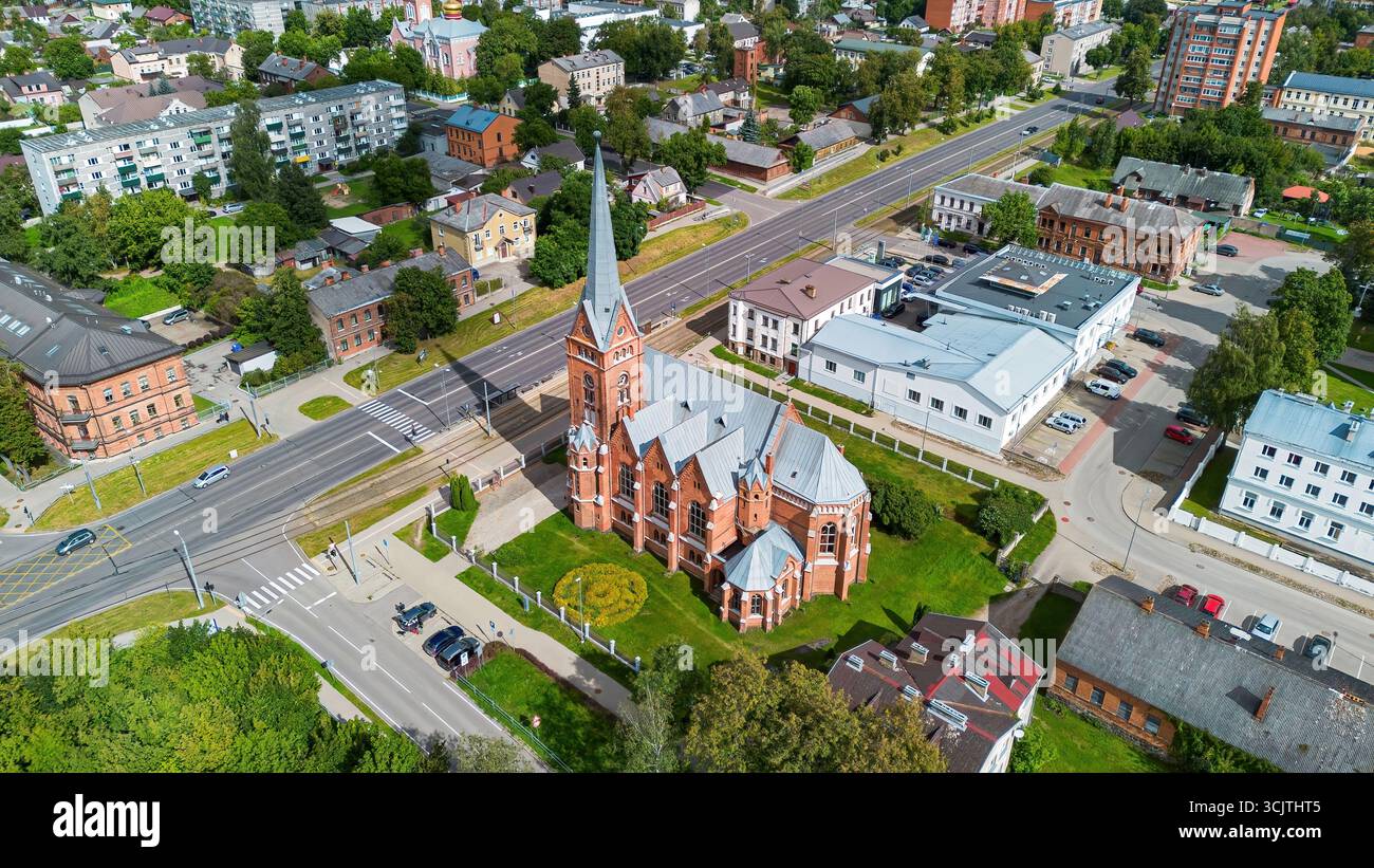 Luftaufnahme der Evangelisch-Lutherischen Kirche von Martin Luther in Daugavpils, Lettland, die sich auf dem Kirchenhügel im Stadtteil Jaunbūve befindet Stockfoto