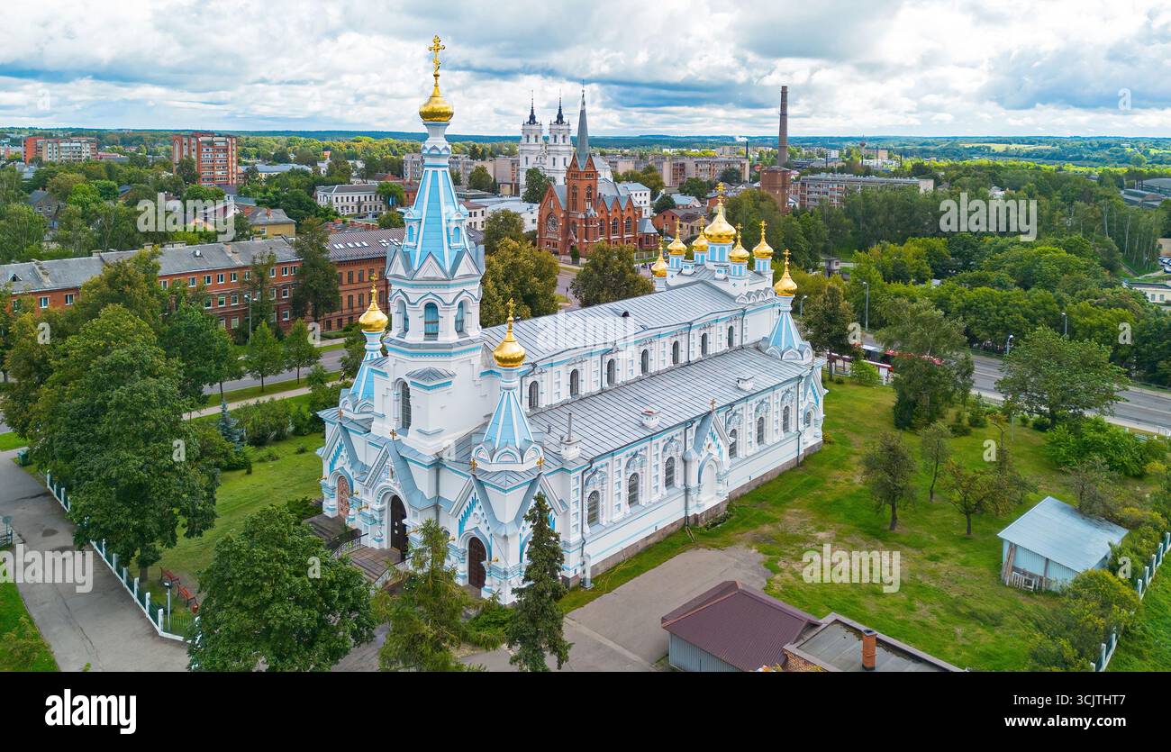 Aus der Vogelperspektive der Heiligen Boris und der Gleb-Kathedrale in Daugavpils, Lettland, die größte orthodoxe Kirche in Lettland auf dem Kirchenhügel im Jau Stockfoto