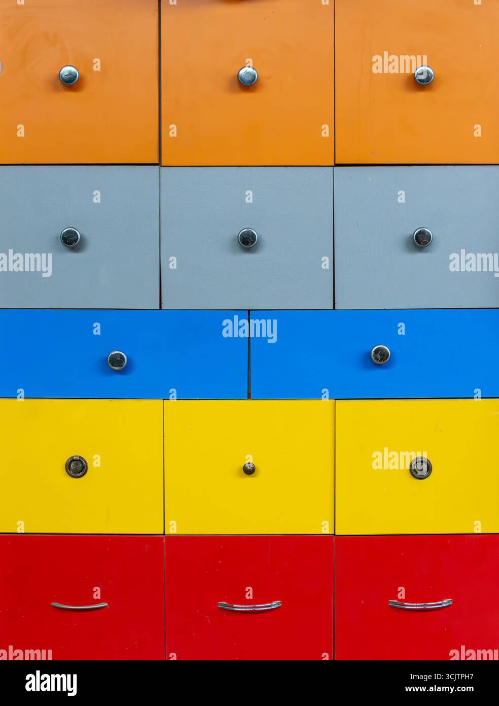 Ein farbenfrohes Set von Schubladen zur Aufbewahrung von Haushaltsgeräten und kleinen Gegenständen mit selektivem Fokus Stockfoto