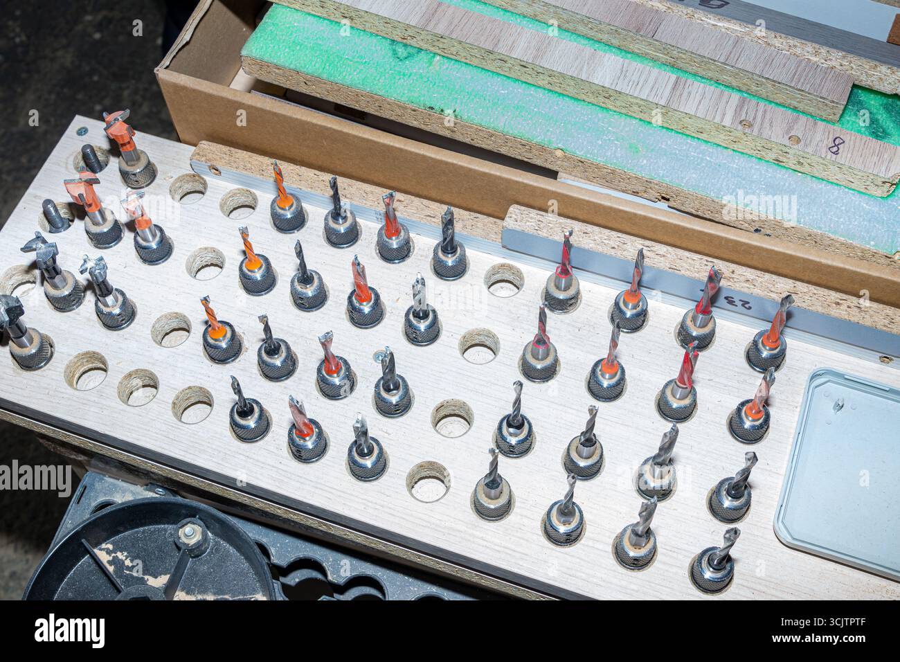 Organisierte Sammlung von Präzisionsbohrern und Fräsern in einem Halter für den Einsatz mit Mehrspindelbohrmaschinen in Möbelprodukten Stockfoto
