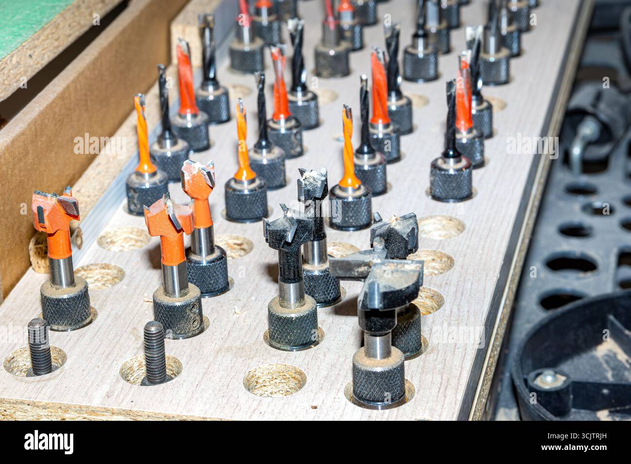 Ordnungsgemäß gelagerte und gepflegte Router-Bits verhindern Schäden, sorgen für konsistente Schnitte und reduzieren Ausfallzeiten. Verschlissene oder falsch ausgerichtete Bits führen zu schlechten Oberflächenfinis Stockfoto