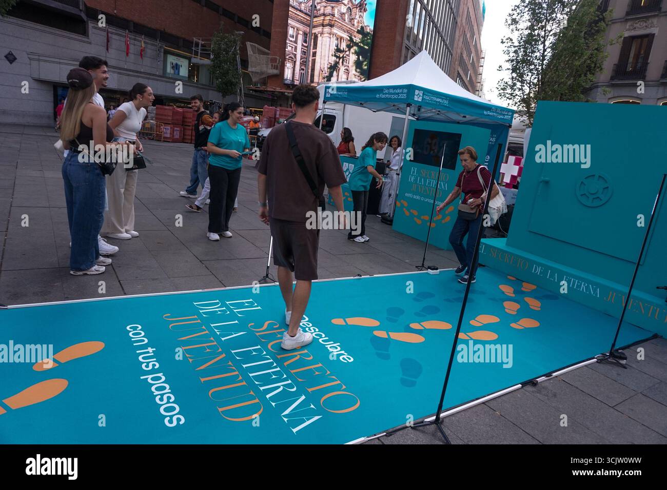 Madrid, Spanien. September 2025. Eine Gruppe von Menschen nimmt an Freizeitaktivitäten auf dem Callao-Platz in Madrid während des Welttages der Physiotherapeuten Teil. Quelle: SOPA Images Limited/Alamy Live News Stockfoto