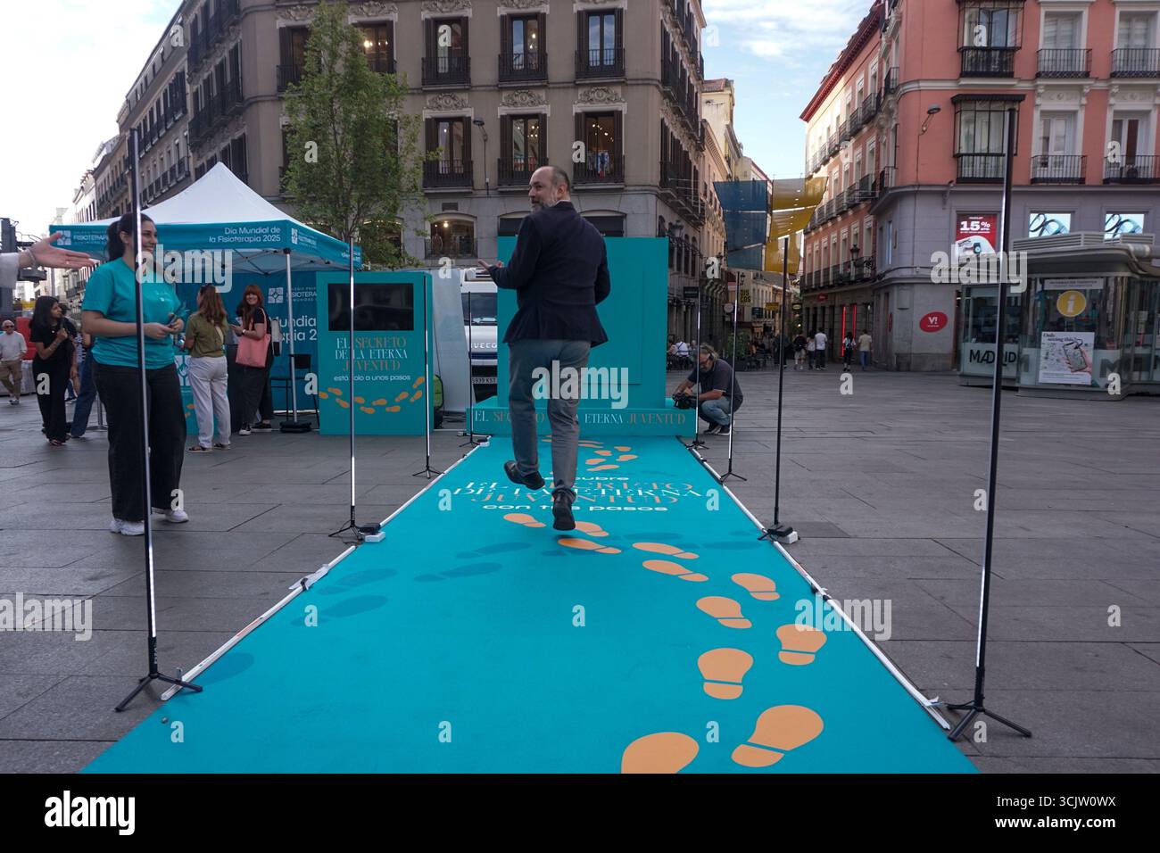 Madrid, Spanien. September 2025. Eine Gruppe von Menschen nimmt an Freizeitaktivitäten auf dem Callao-Platz in Madrid während des Welttages der Physiotherapeuten Teil. Quelle: SOPA Images Limited/Alamy Live News Stockfoto