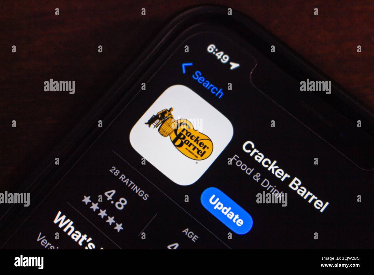 Vergrößerte Ansicht der Update-Seite der Cracker Barrel App im Apple App Store mit Symbol, Bewertung und Update-Option. Stockfoto