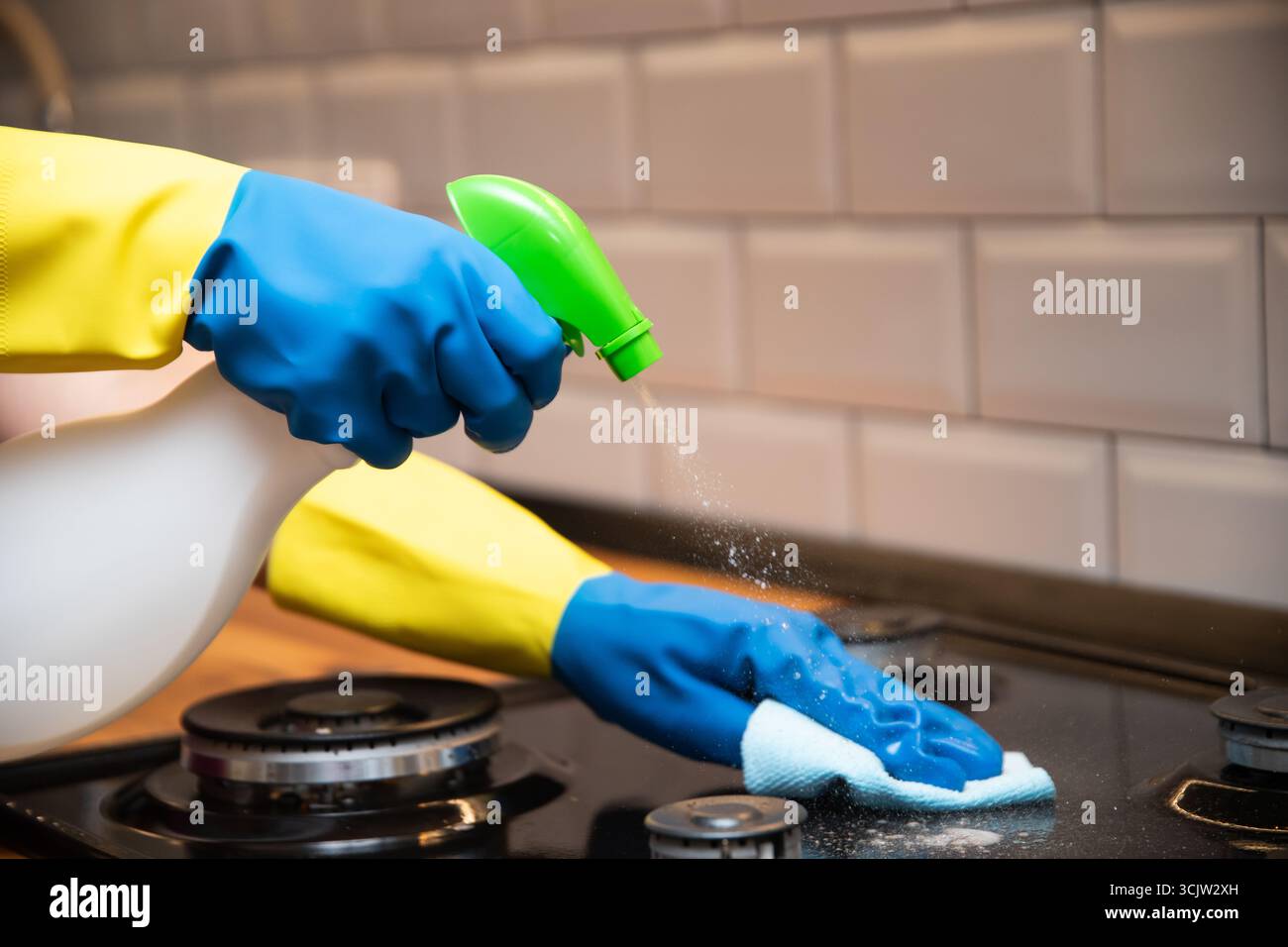 Reinigungsservice. Frau mit Handschuhen, die die Küche reinigen. Oberflächendesinfektion. Stockfoto