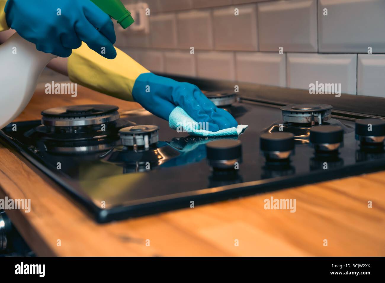 Reinigungsservice. Frau mit Handschuhen, die die Küche reinigen. Oberflächendesinfektion. Stockfoto