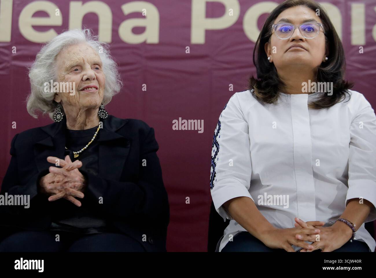 Mexiko-Stadt, Mexiko. September 2025. Elena Poniatowska, eine mexikanische Schriftstellerin, nimmt am 8. September in Mexiko-Stadt, Mexiko, an einer Hommage Teil, die von Aleida Alavez, Bürgermeisterin von Iztapalapa, geleitet wurde. 2025 auf der Civic Plaza der Plaza Gavilan Housing Unit, die ihren Namen in Anerkennung ihres Beitrags zur mexikanischen Literatur, Kultur und Geschichte trägt. (Foto: Gerardo Vieyra/NurPhoto) Credit: NurPhoto SRL/Alamy Live News Stockfoto