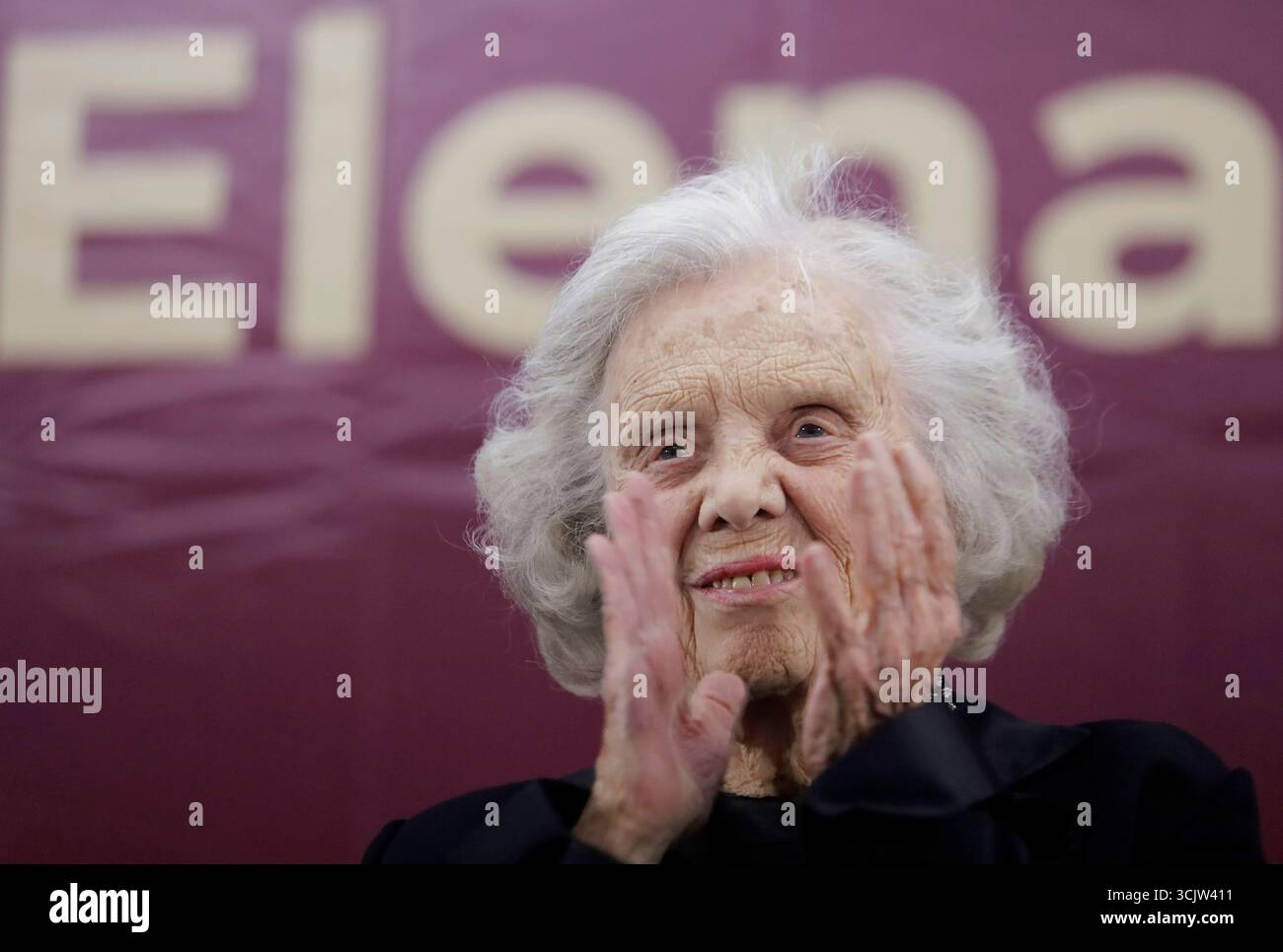 Mexiko-Stadt, Mexiko. September 2025. Elena Poniatowska, eine mexikanische Schriftstellerin, erhält am 8. September eine Hommage an Aleida Alavez, Bürgermeisterin von Iztapalapa, in Mexiko-Stadt. 2025 auf der Civic Plaza der Plaza Gavilan Housing Unit, die ihren Namen in Anerkennung ihres Beitrags zur mexikanischen Literatur, Kultur und Geschichte trägt. (Foto: Gerardo Vieyra/NurPhoto)0 Credit: NurPhoto SRL/Alamy Live News Stockfoto