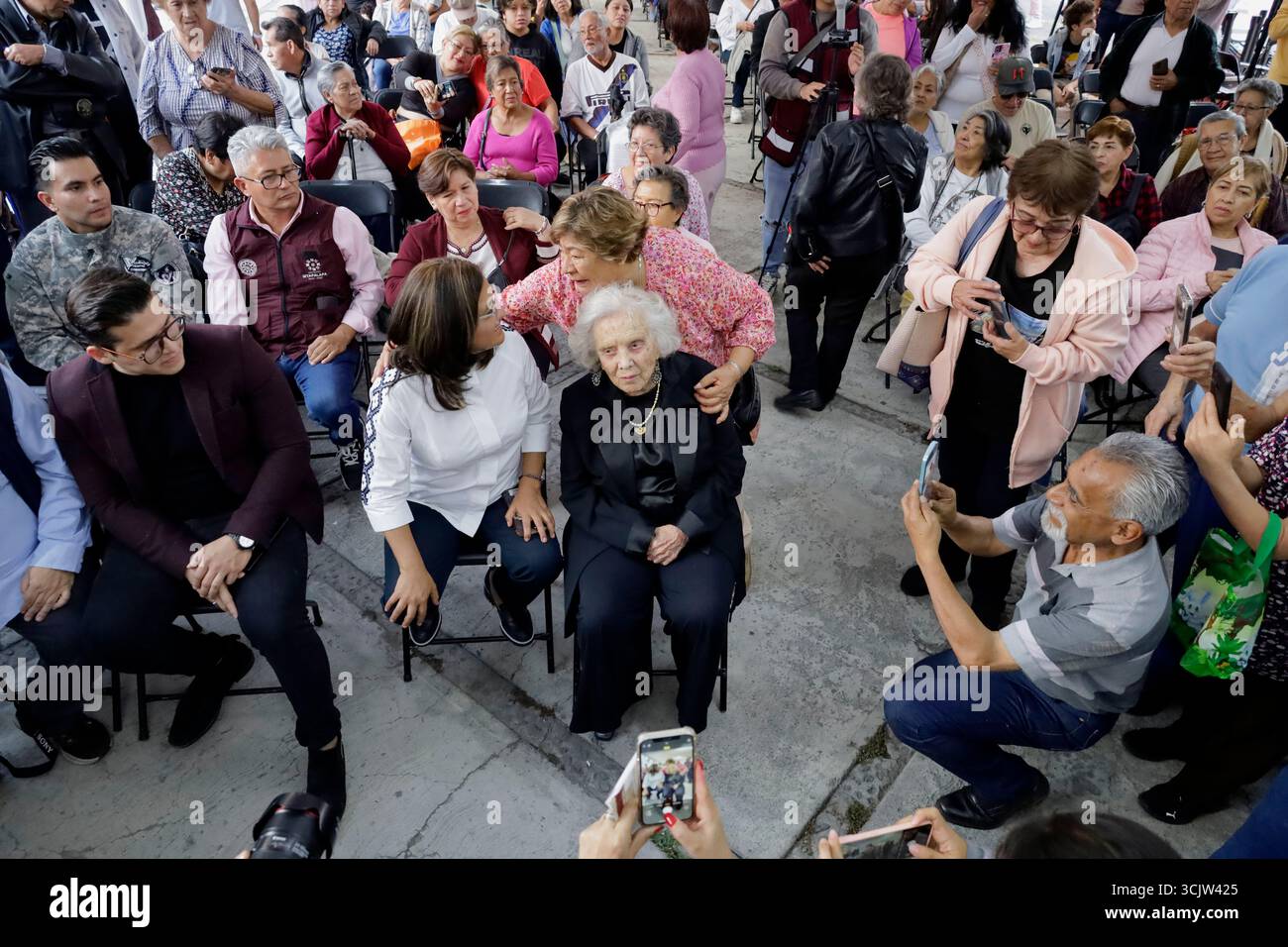 Mexiko-Stadt, Mexiko. September 2025. Elena Poniatowska, eine mexikanische Schriftstellerin, nimmt am 8. September in Mexiko-Stadt, Mexiko, an einer Hommage Teil, die von Aleida Alavez, Bürgermeisterin von Iztapalapa, geleitet wurde. 2025 auf der Civic Plaza der Plaza Gavilan Housing Unit, die ihren Namen in Anerkennung ihres Beitrags zur mexikanischen Literatur, Kultur und Geschichte trägt. (Foto: Gerardo Vieyra/NurPhoto) Credit: NurPhoto SRL/Alamy Live News Stockfoto