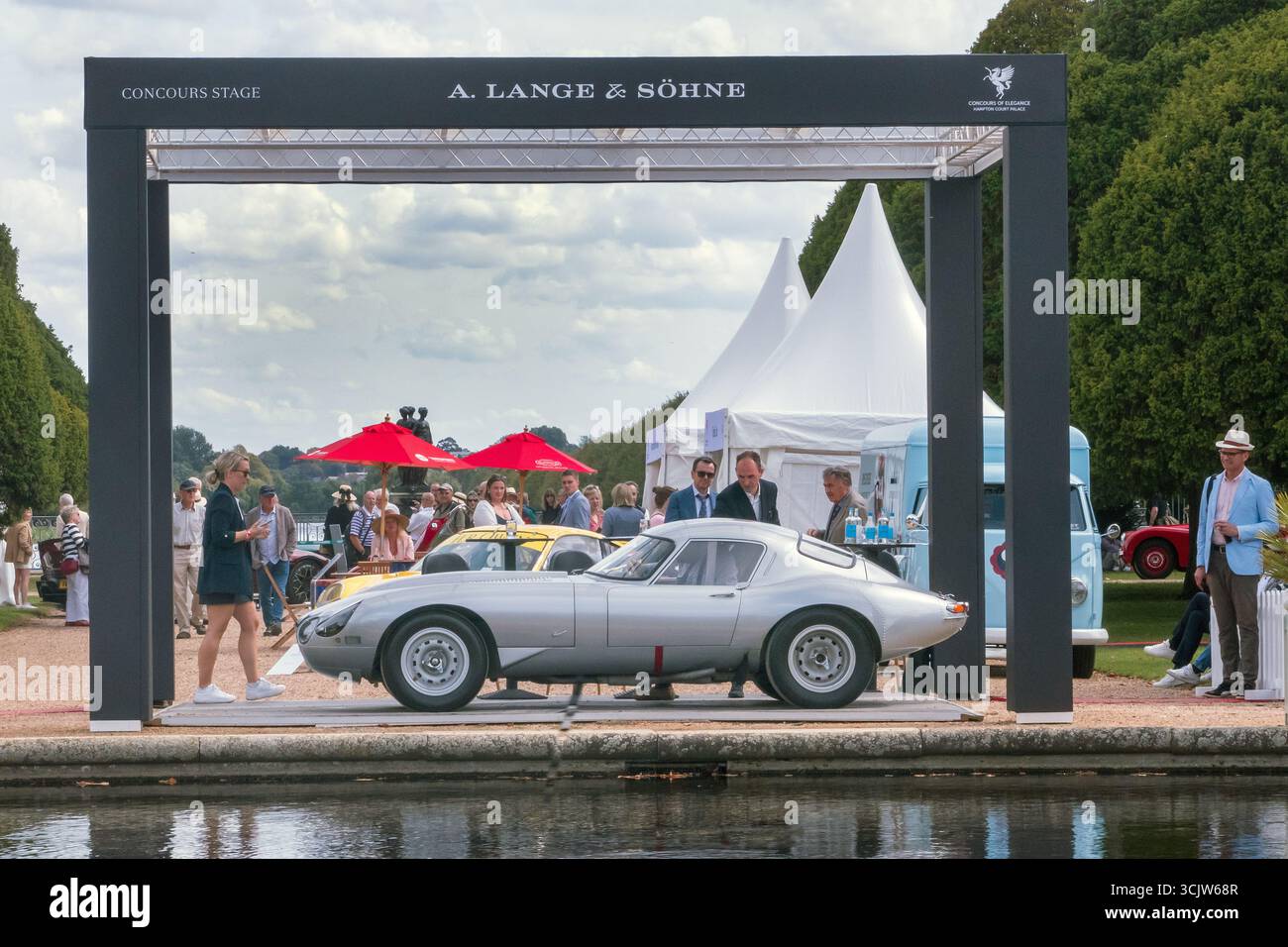 Jaguar E-Coupé auf dem Concours of Elegance 2025 im Hampton Court Palace London UK Stockfoto