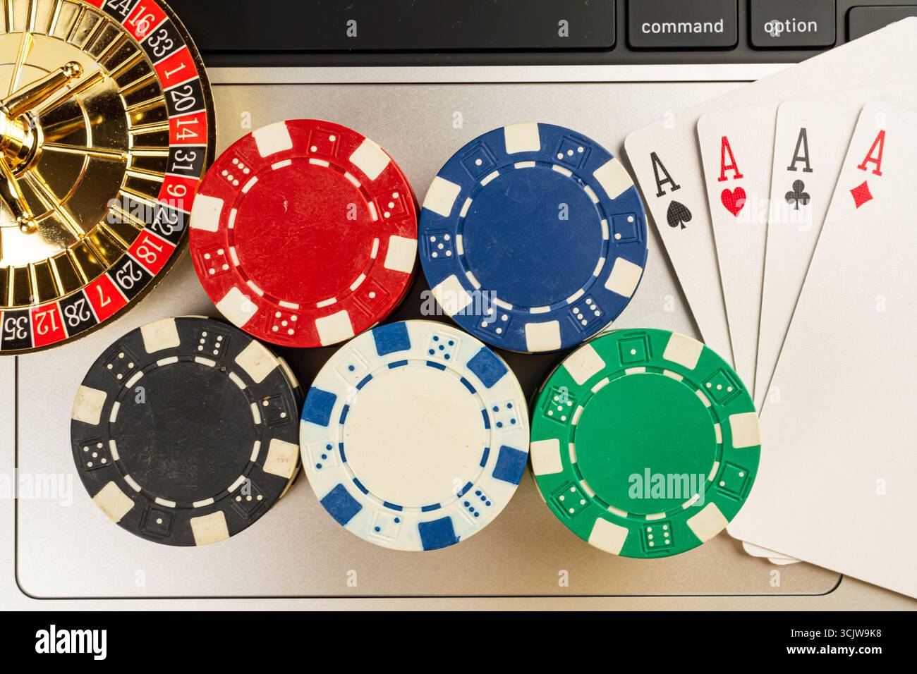 Eine Nahaufnahme einer Kasino-Szene mit einem sich drehenden Roulette-Rad und Spielkarten, die Spannung, Zufall und potenzielle Gewinnverluste in g vermitteln Stockfoto