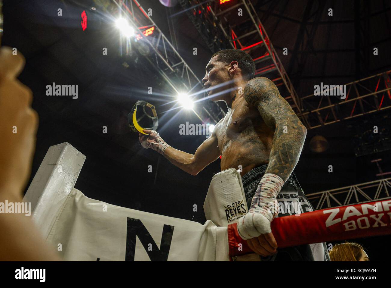 NOGALES, MEXIKO: Oscar Valdez feiert den Sieg gegen Ricky Medina im Super Featherweight, während des Oscar Valdez gegen Ricky Medina im Binational University Dome am 6. September 2025 in Nogales, Mexiko. (Foto: Luis Gutierrez/Norte Photo) Stockfoto