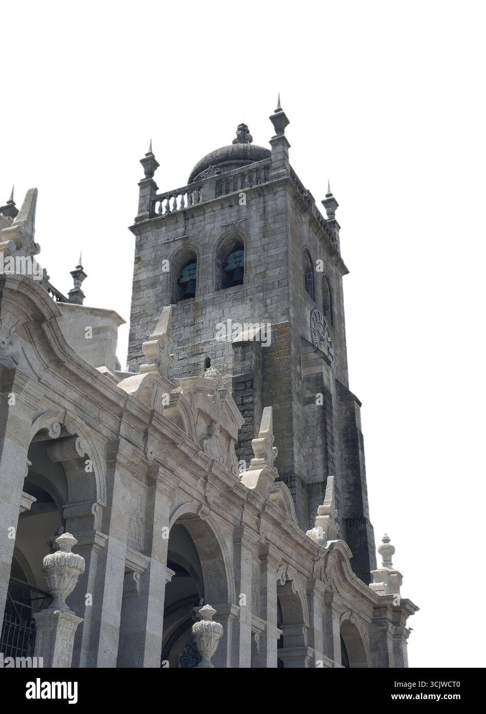 Kathedrale isoliert auf weißem Hintergrund. Historisches Kirchengebäude aus Stein, Glockenturm, Uhr, Kuppel, Kreuz, Spire. Gotische, barocke, romanische katholische Ar Stockfoto