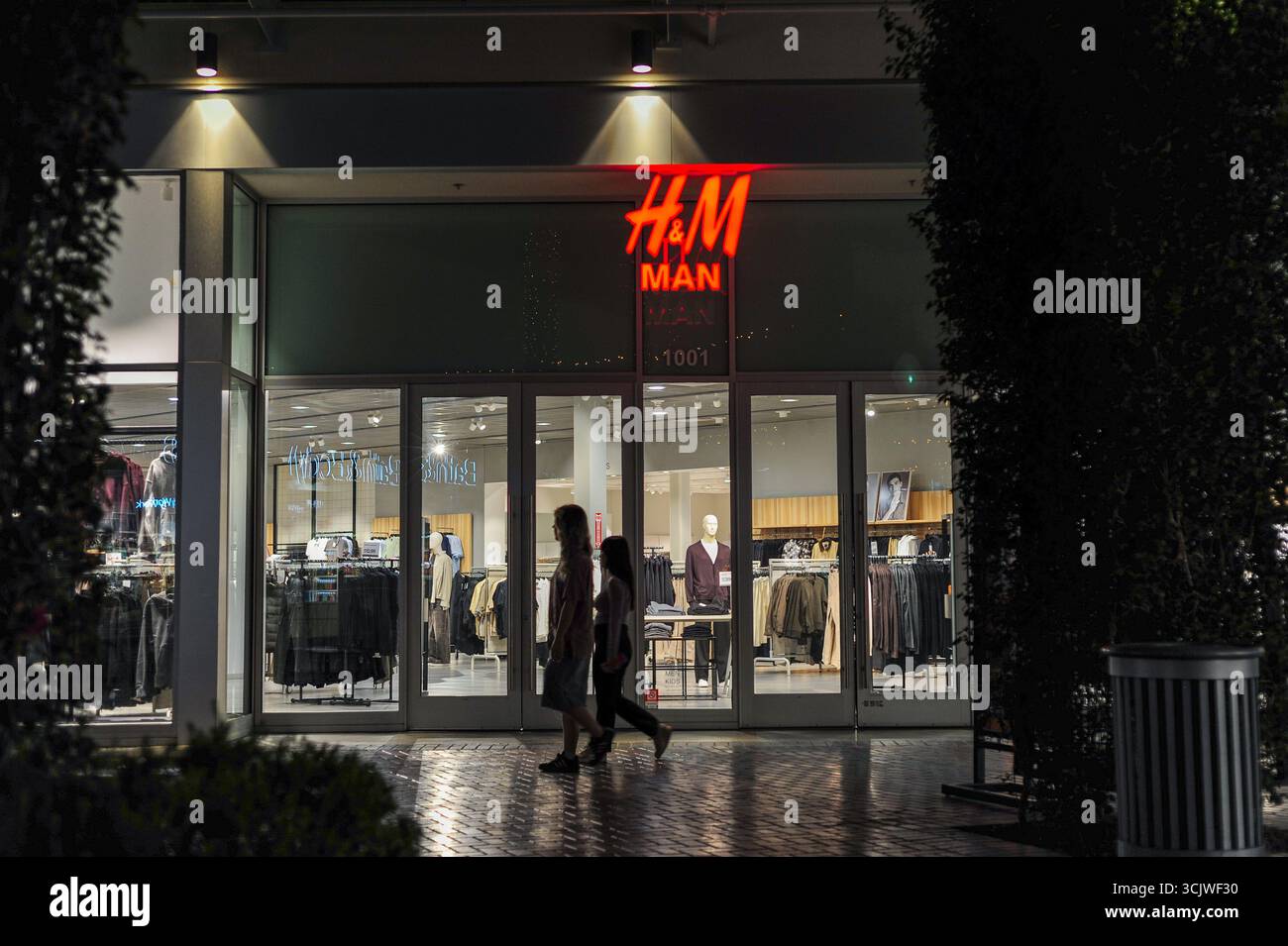 Tempe, Arizona, USA. September 2025. Verbraucher laufen an einem Geschäft in einem Einkaufszentrum vorbei. Das Bureau of Labor Statistics wird am 11. September neue Daten zum Verbraucherpreisindex veröffentlichen. Die Auswertung verfolgt Preisänderungen für Waren und Dienstleistungen. (Kreditbild: © Eduardo Barraza/ZUMA Press Wire) NUR REDAKTIONELLE VERWENDUNG! Nicht für kommerzielle ZWECKE! Stockfoto