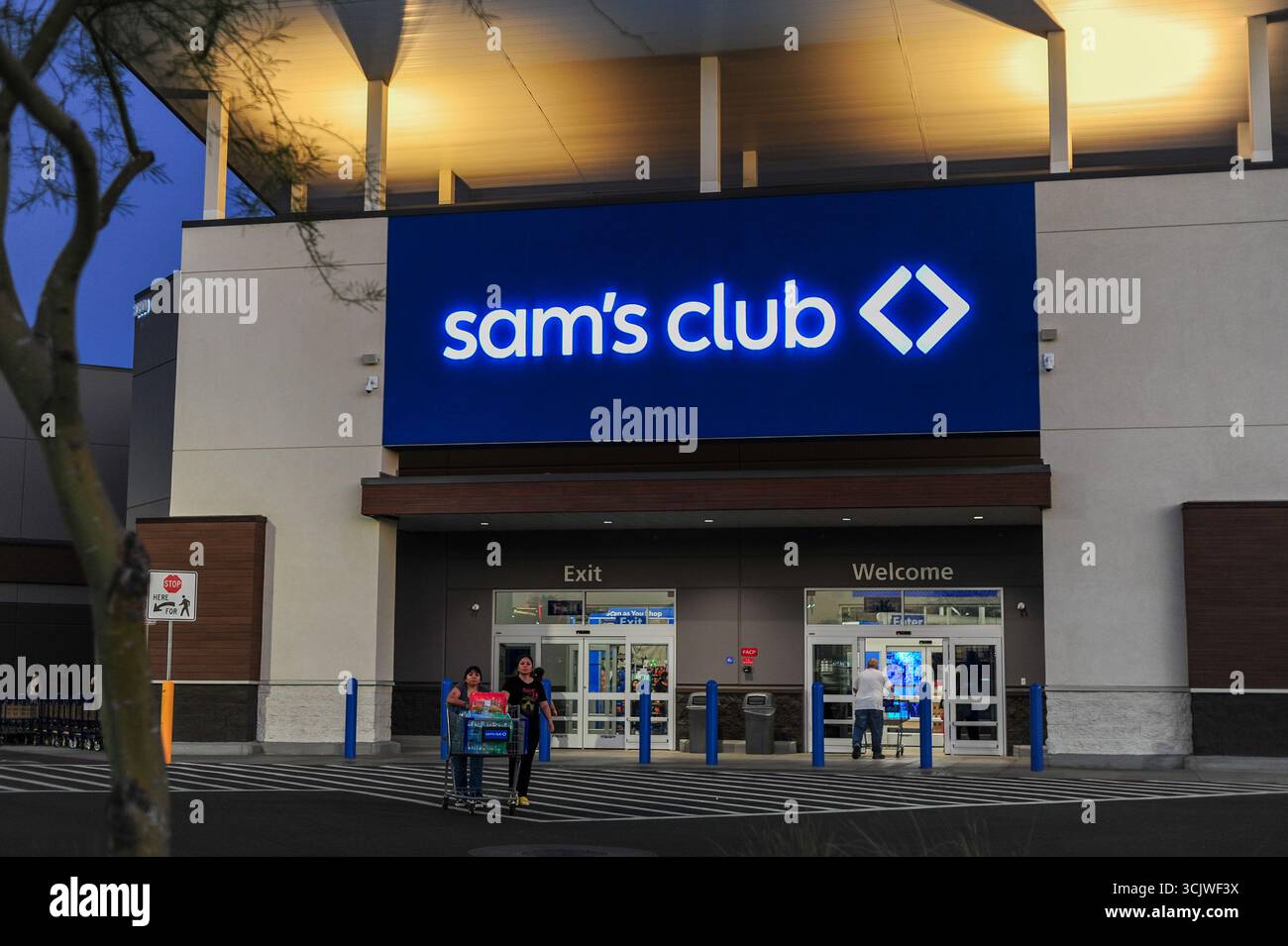 Tempe, Arizona, USA. September 2025. Kunden verlassen einen Sam's Club Store vor dem aktuellen Verbraucherpreisindex. Das Bureau of Labor Statistics wird die Daten am 11. September veröffentlichen. Die Auswertung verfolgt Preisänderungen für Waren und Dienstleistungen. (Kreditbild: © Eduardo Barraza/ZUMA Press Wire) NUR REDAKTIONELLE VERWENDUNG! Nicht für kommerzielle ZWECKE! Stockfoto