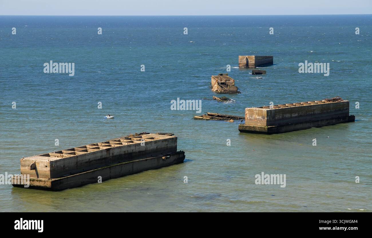 Die Überreste des künstlichen Hafens Arromanches in der Normandie Stockfoto