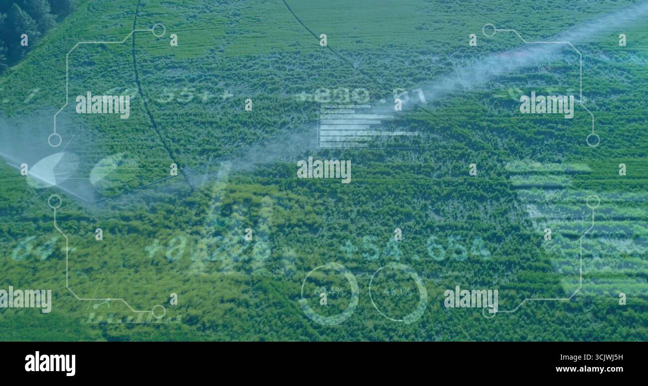 Sprühen von mobilen Sprinklern zur Bewässerung von Erntegutreihen in ländlichen landwirtschaftlichen Flächen mit digitaler Schnittstellenüberlagerung Stockfoto