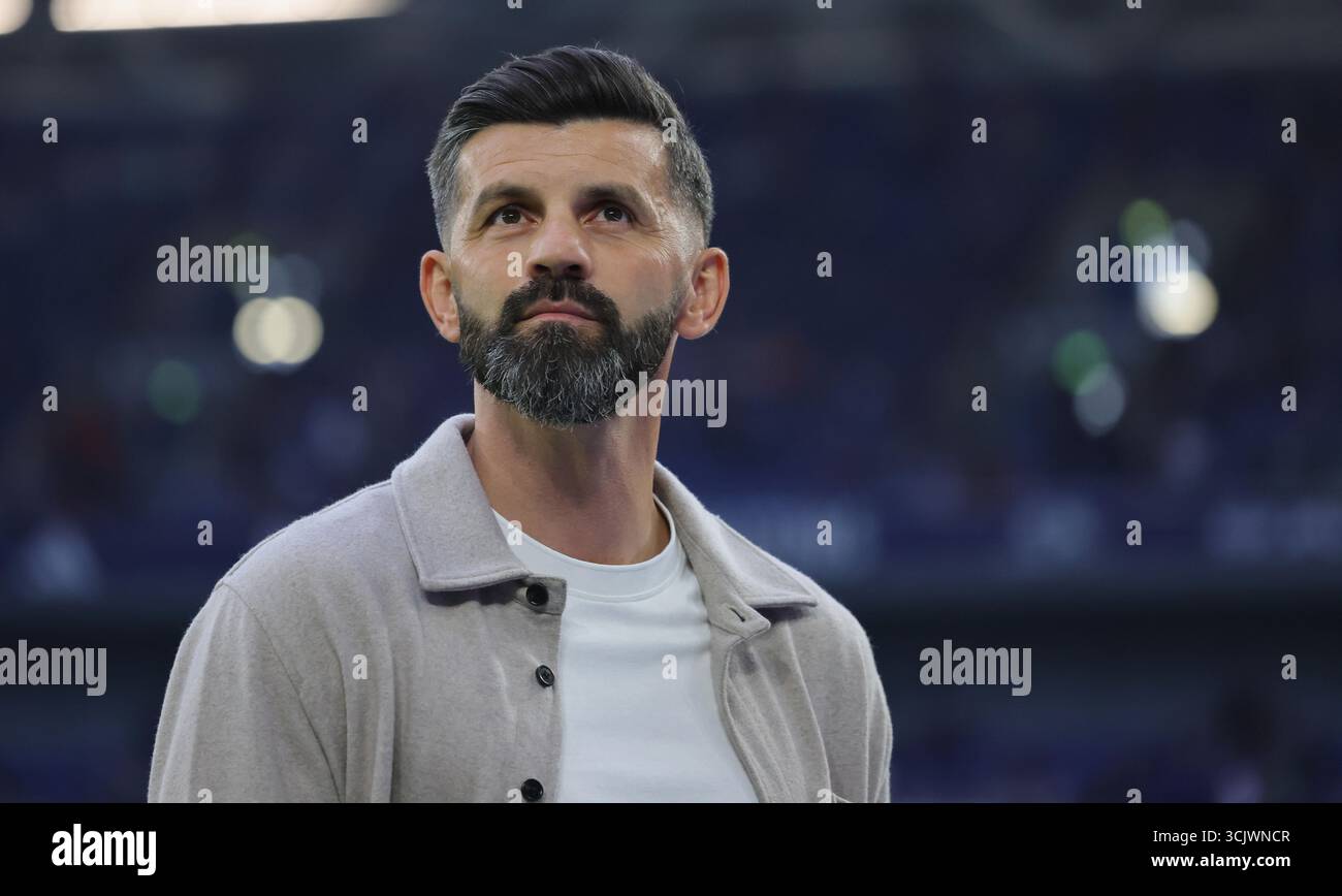 Schalke, Deutschland. August 2025. firo : 23.08.2025, Fußball: 2.Bundesliga FC Schalke 04 - VfL Bochum Cheftrainer Miron Muslic vom FC Schalke 04 Trainer Looks auf Portrait Credit: dpa/Alamy Live News Stockfoto