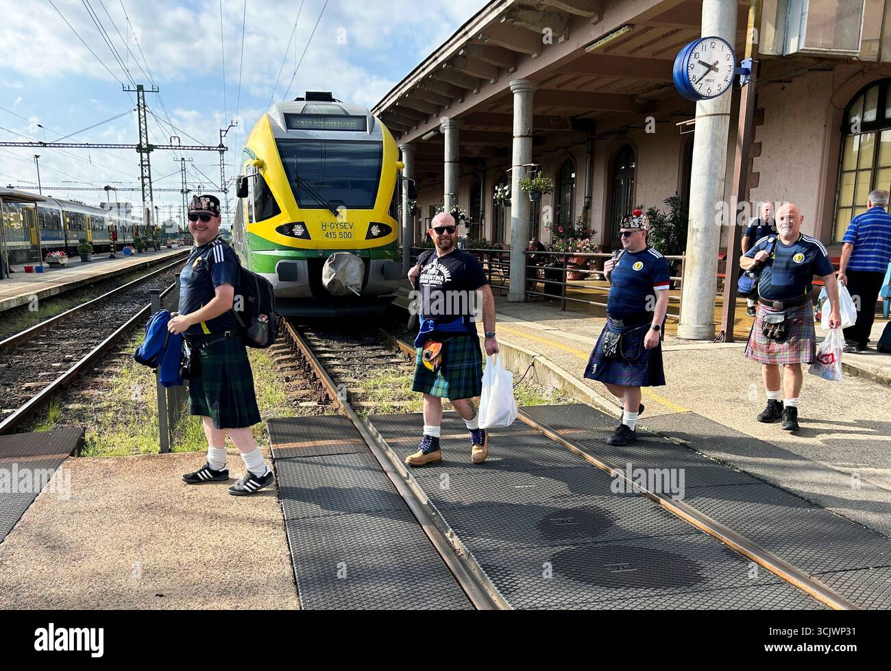 Schottland-Fans verließen Zalaegerszeg, Ungarn, nachdem ihre Mannschaft gegen Weißrussland gewonnen hatte. In einem Qualifikationsspiel der Gruppe C, das hinter geschlossenen Türen in Zalaegerszeg gespielt wurde, erzielte Stürmer Che Adams zwei Minuten vor der Pause aus nächster Nähe, bevor Verteidiger Zakhar Volkov in der 65. Minute sein eigenes Tor erzielte, was den Schotten vier Punkte von sechs gab. Bilddatum: Montag, 8. September 2025. Stockfoto