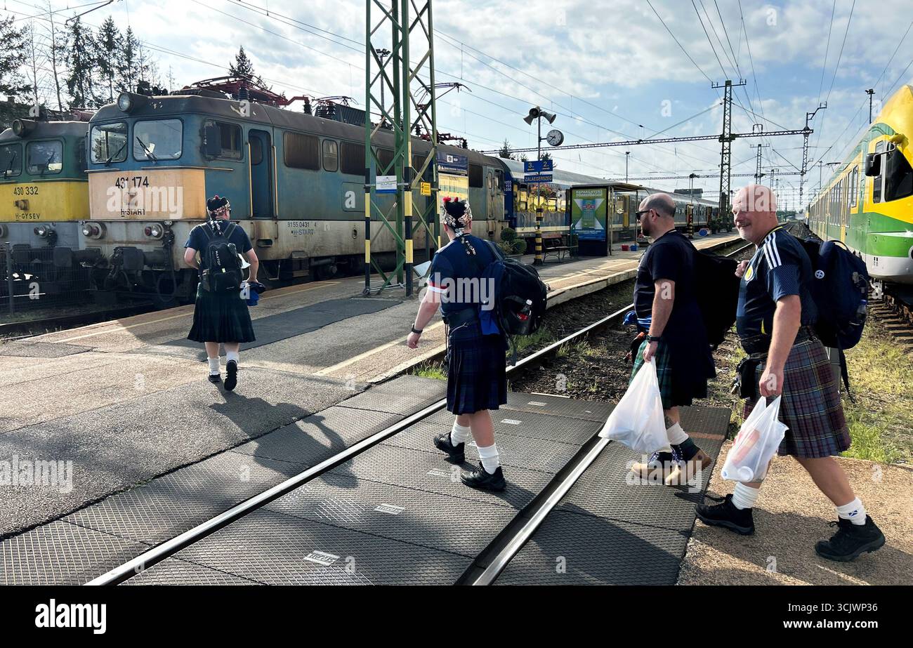 Schottland-Fans verließen Zalaegerszeg, Ungarn, nachdem ihre Mannschaft gegen Weißrussland gewonnen hatte. In einem Qualifikationsspiel der Gruppe C, das hinter geschlossenen Türen in Zalaegerszeg gespielt wurde, erzielte Stürmer Che Adams zwei Minuten vor der Pause aus nächster Nähe, bevor Verteidiger Zakhar Volkov in der 65. Minute sein eigenes Tor erzielte, was den Schotten vier Punkte von sechs gab. Bilddatum: Montag, 8. September 2025. Stockfoto
