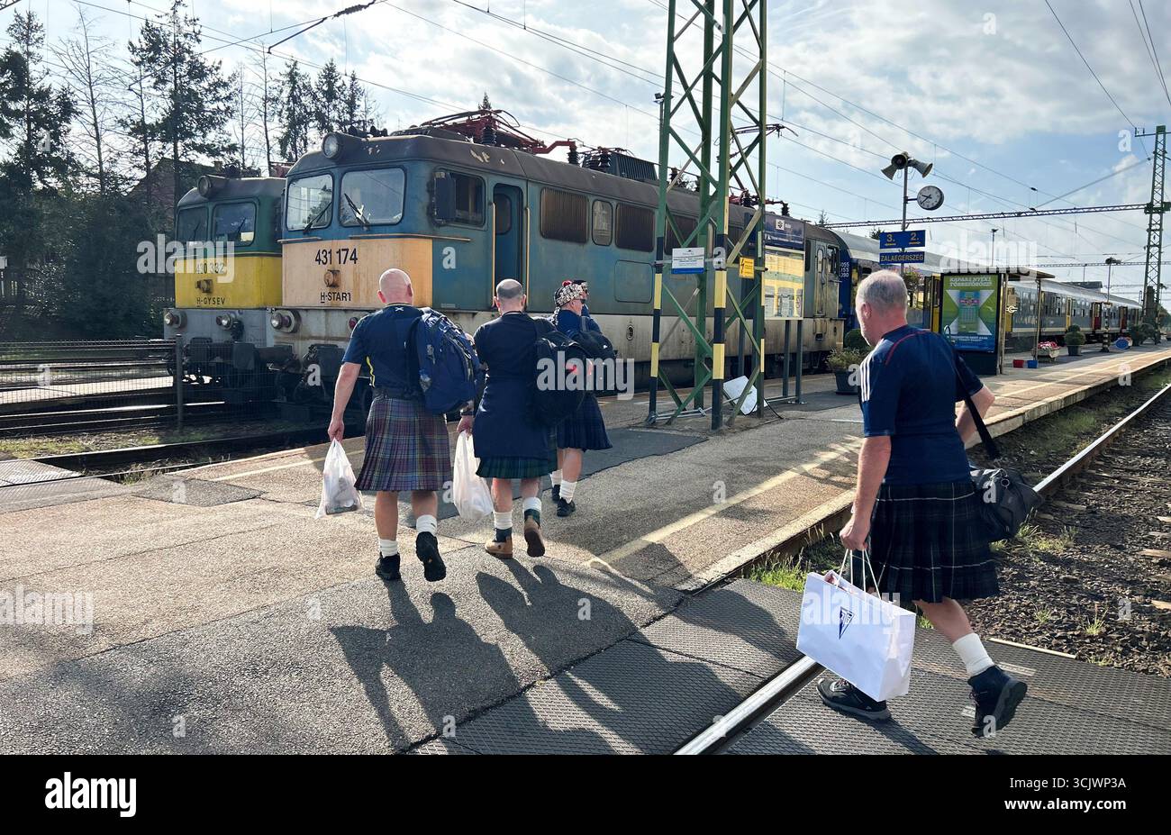 Schottland-Fans verließen Zalaegerszeg, Ungarn, nachdem ihre Mannschaft gegen Weißrussland gewonnen hatte. In einem Qualifikationsspiel der Gruppe C, das hinter geschlossenen Türen in Zalaegerszeg gespielt wurde, erzielte Stürmer Che Adams zwei Minuten vor der Pause aus nächster Nähe, bevor Verteidiger Zakhar Volkov in der 65. Minute sein eigenes Tor erzielte, was den Schotten vier Punkte von sechs gab. Bilddatum: Montag, 8. September 2025. Stockfoto