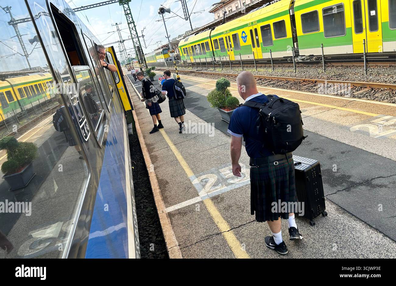 Schottland-Fans verließen Zalaegerszeg, Ungarn, nachdem ihre Mannschaft gegen Weißrussland gewonnen hatte. In einem Qualifikationsspiel der Gruppe C, das hinter geschlossenen Türen in Zalaegerszeg gespielt wurde, erzielte Stürmer Che Adams zwei Minuten vor der Pause aus nächster Nähe, bevor Verteidiger Zakhar Volkov in der 65. Minute sein eigenes Tor erzielte, was den Schotten vier Punkte von sechs gab. Bilddatum: Montag, 8. September 2025. Stockfoto