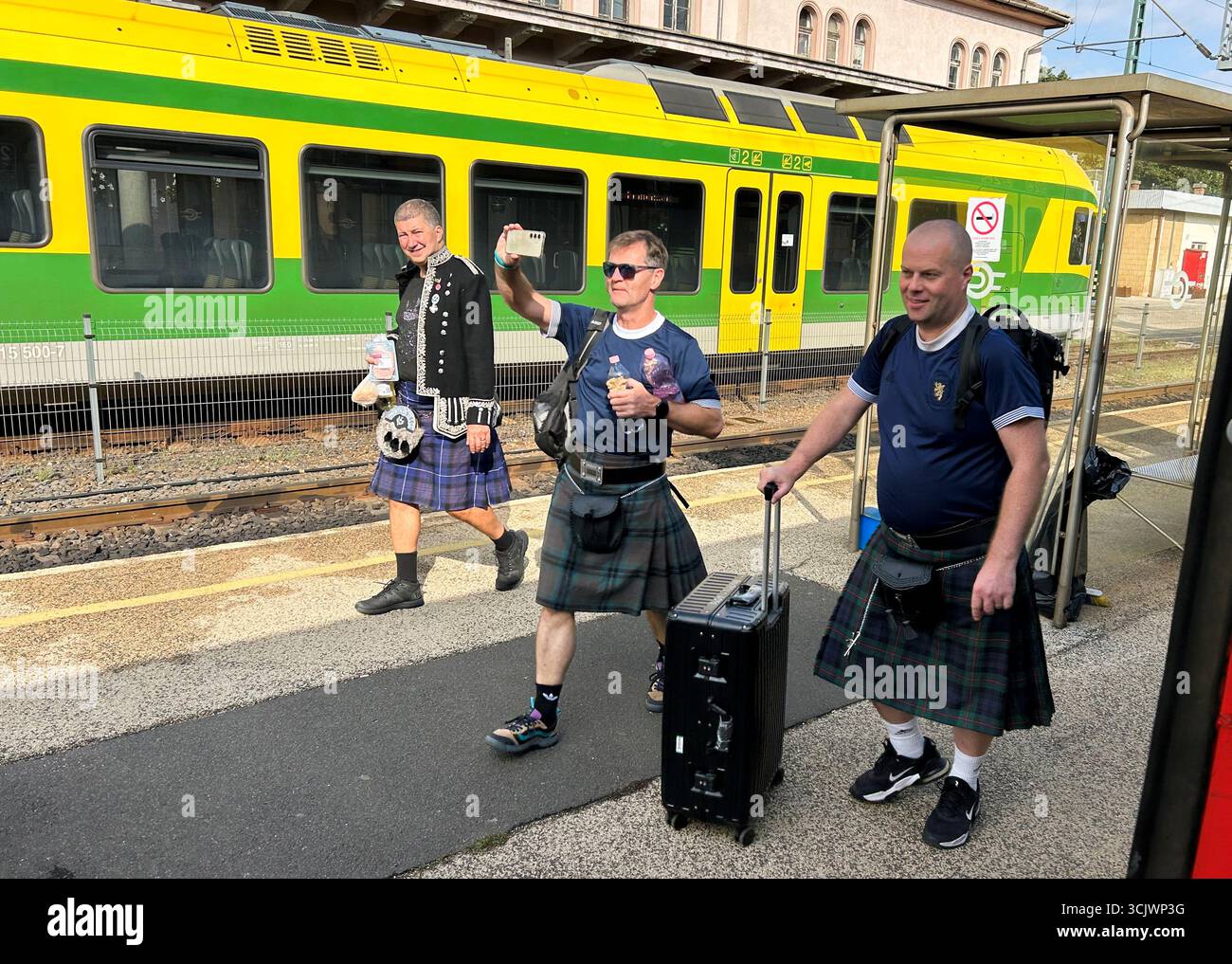 Schottland-Fans verließen Zalaegerszeg, Ungarn, nachdem ihre Mannschaft gegen Weißrussland gewonnen hatte. In einem Qualifikationsspiel der Gruppe C, das hinter geschlossenen Türen in Zalaegerszeg gespielt wurde, erzielte Stürmer Che Adams zwei Minuten vor der Pause aus nächster Nähe, bevor Verteidiger Zakhar Volkov in der 65. Minute sein eigenes Tor erzielte, was den Schotten vier Punkte von sechs gab. Bilddatum: Montag, 8. September 2025. Stockfoto