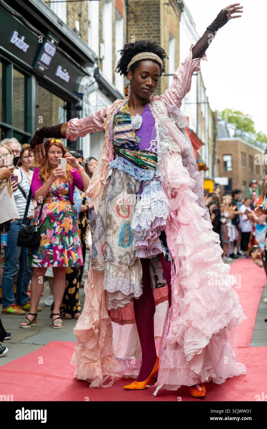 London, Großbritannien, 7. September 2025, Festival for Peace 2025, eine Feier der Kultur, Kreativität und des Zusammenlebens. Zusammenführung verschiedener Gemeinschaften durch Mode, Tanz und Musik – mithilfe von Kreativität zur Förderung des gegenseitigen Verständnisses und der Wertschätzung. Es war inspirierend zu sehen, wie sich so viele Menschen mit der Botschaft der Zweisamkeit beschäftigten. Andrew Lalchan Photography/Alamy Live News Stockfoto