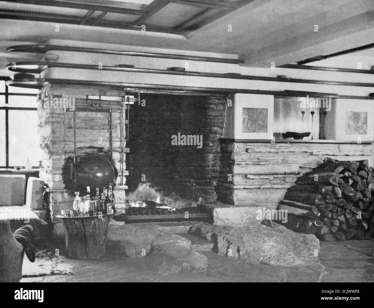 Blick auf das Innere von Fallingwater, von dem amerikanischen Architekten Frank Lloyd Wright, Pennsylvania, USA 1950er Jahre Stockfoto