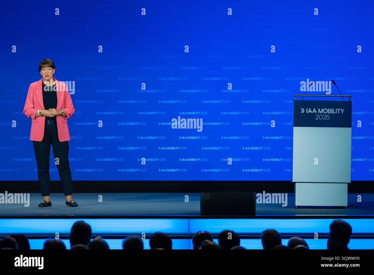 München, Bayern, Deutschland - 9. September 2025: : IAA Mobility 2025 in München. Eröffnungsfeier, Hildegard Müller Präsidentin - Verband der Automobilindustrie / VDA *** IAA Mobility 2025 Messe in München. Eröffnungsfeier, Hildegard Müller Präsidentin Verband der Automobilindustrie / VDA Stockfoto