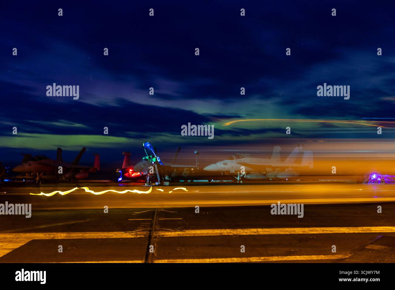 Seemänner wurden dem weltweit größten Flugzeugträger, USS Gerald R. Ford (CVN 78), zugeteilt, da das Schiff unter den Nordlichtern der Arktis operiert Stockfoto