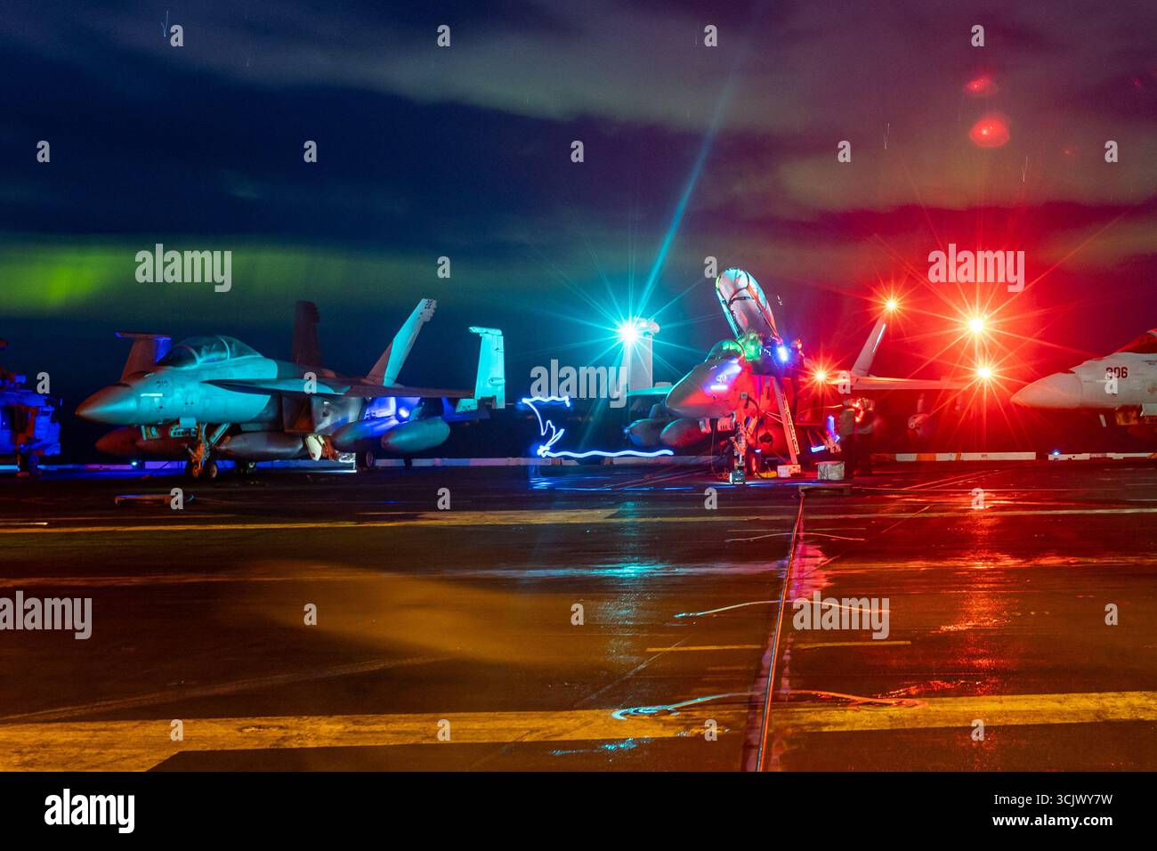 Seemänner wurden dem weltweit größten Flugzeugträger, USS Gerald R. Ford (CVN 78), zugeteilt, da das Schiff unter den Nordlichtern der Arktis operiert Stockfoto