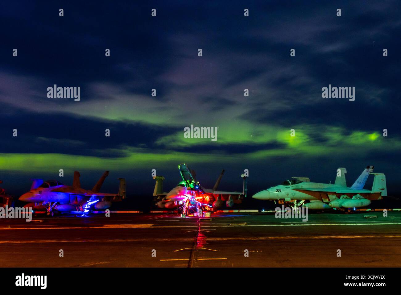 Seemänner wurden dem weltweit größten Flugzeugträger, USS Gerald R. Ford (CVN 78), zugeteilt, da das Schiff unter den Nordlichtern der Arktis operiert Stockfoto