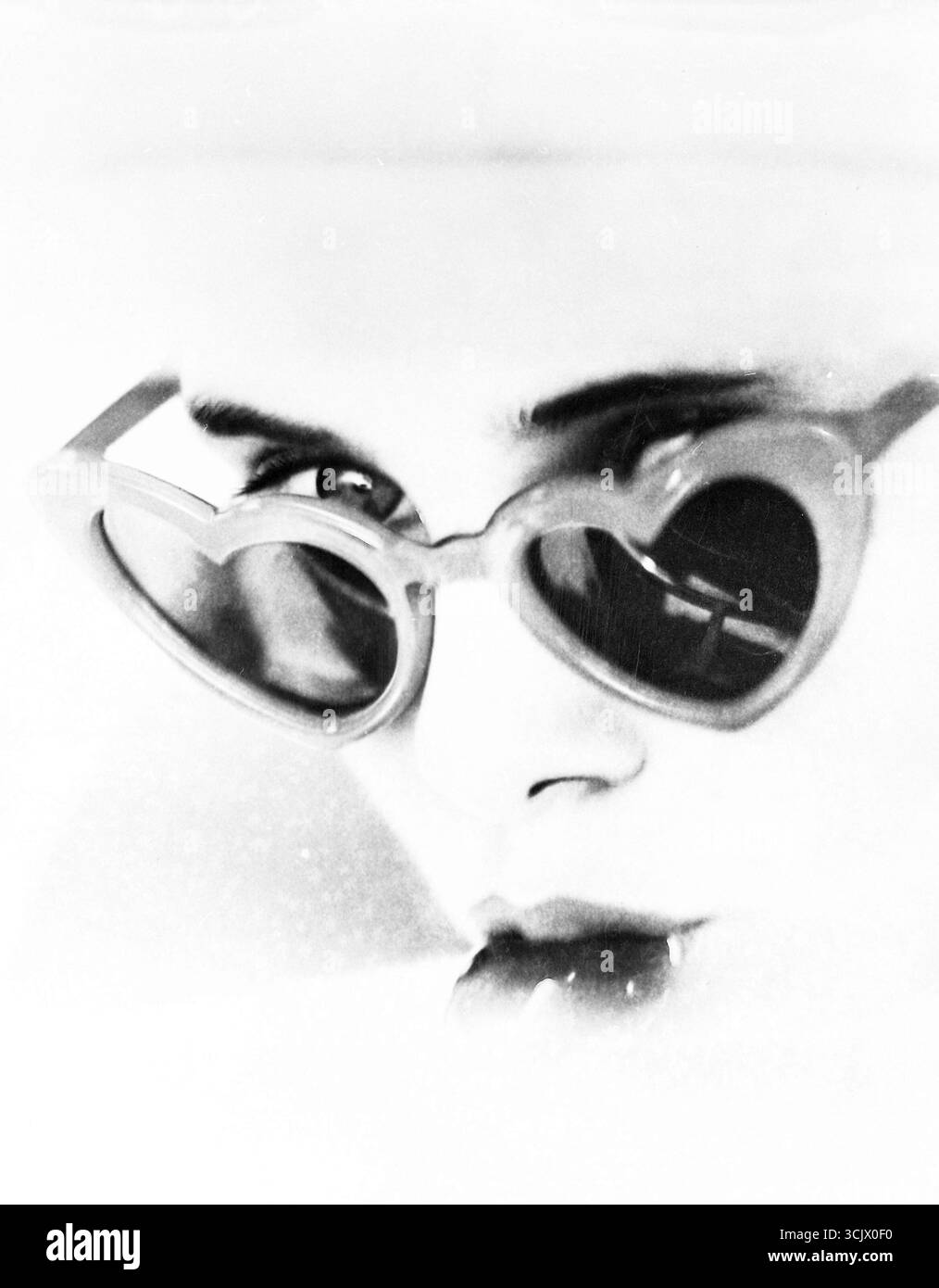 Die US-amerikanische Schauspielerin Sue Lyon trägt eine herzförmige Sonnenbrille in Stanley Kubricks' Lolita, USA 1962 Stockfoto