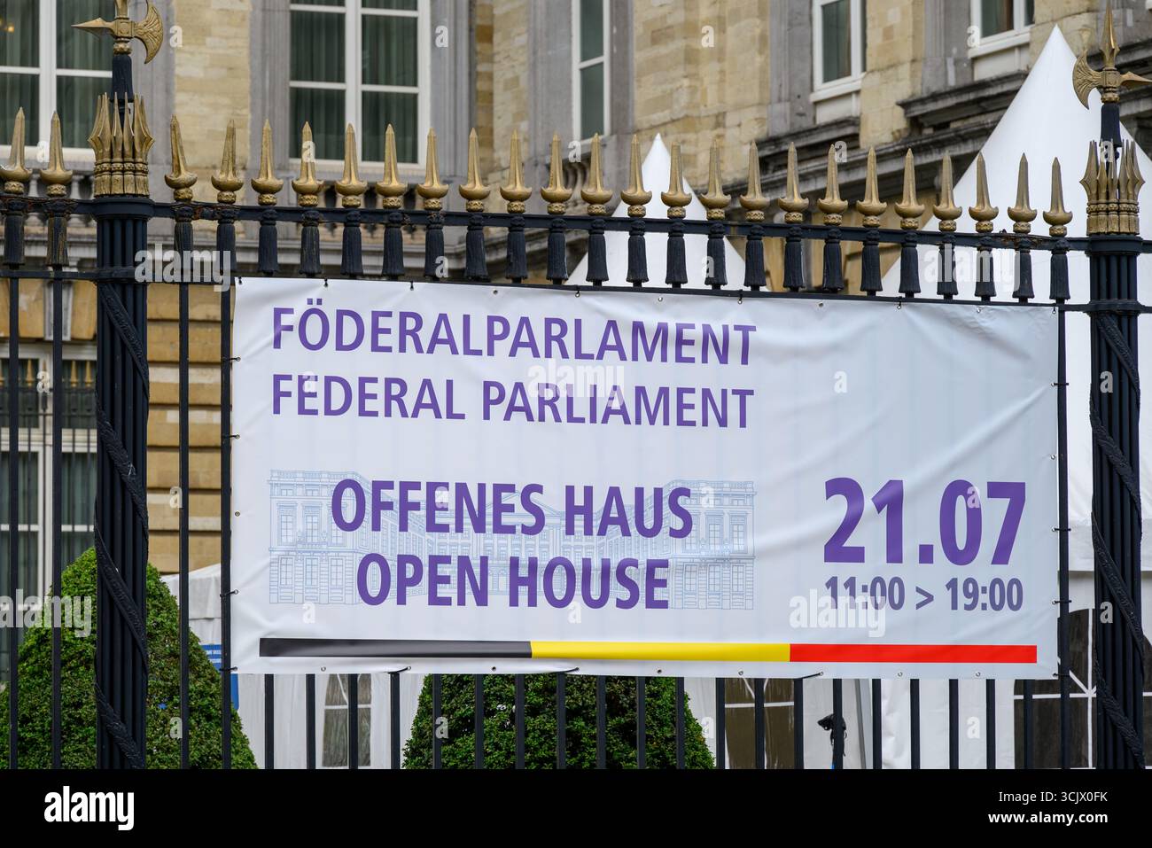Banner mit Informationen über eine jährliche kostenlose Führung durch das belgische Bundesparlament in Brüssel, Belgien am 16. Juli 2025 Stockfoto