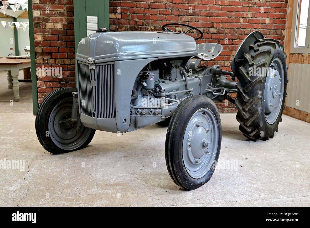In Großbritannien – restaurierter Ford-Traktor Stockfoto