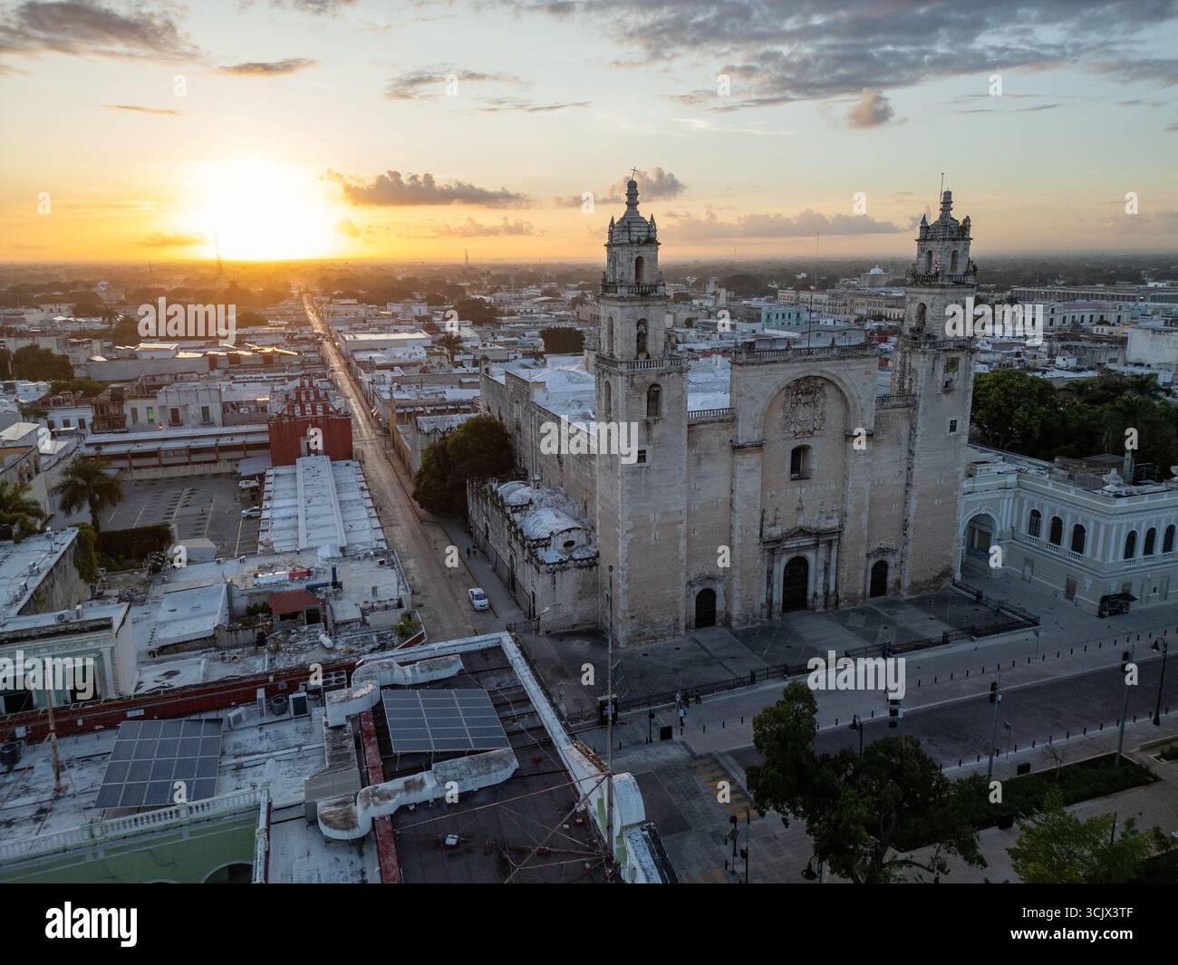 Blick aus der Vogelperspektive auf die Kathedrale von Mérida im goldenen Licht der untergehenden Sonne, im Kontrast zur Kolonialarchitektur der Stadt, Mérida, Yucatán, Mexiko. Stockfoto