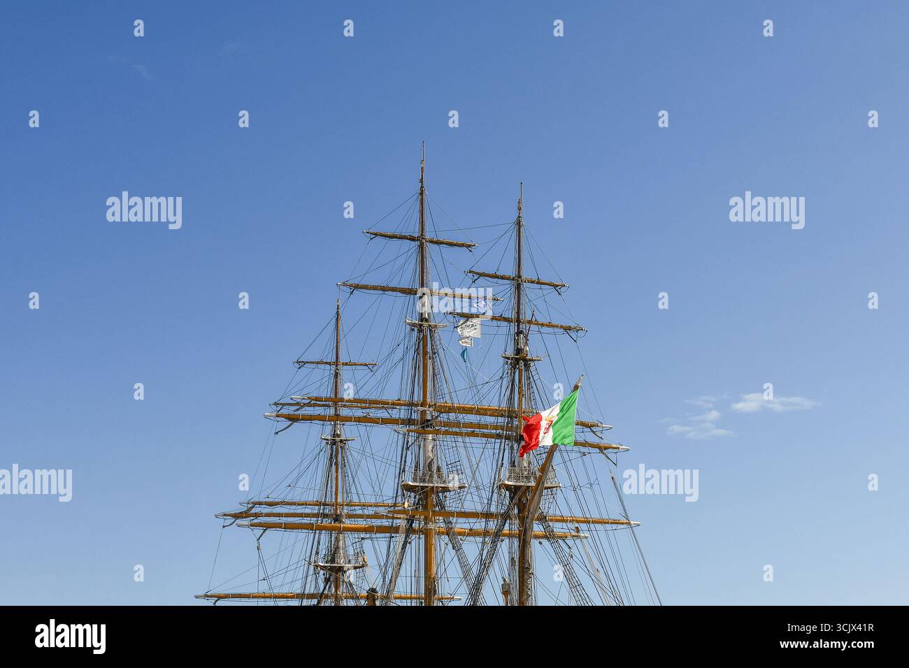 Die drei Bäume (50, 54 und 43 Meter hoch) des Segelschiffs Amerigo Vespucci Navy (1931), Venedig, Veneto, Italien Stockfoto