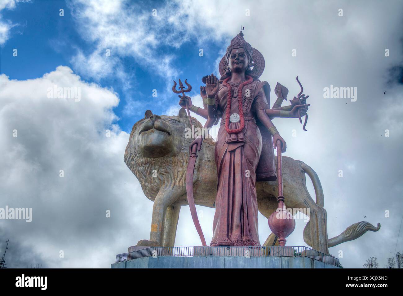 Statue der Hindu-Göttin Durga Maa mit einem goldenen Löwen im heiligen Ganga Talao auf der Insel Mauritius im Indischen Ozean Stockfoto