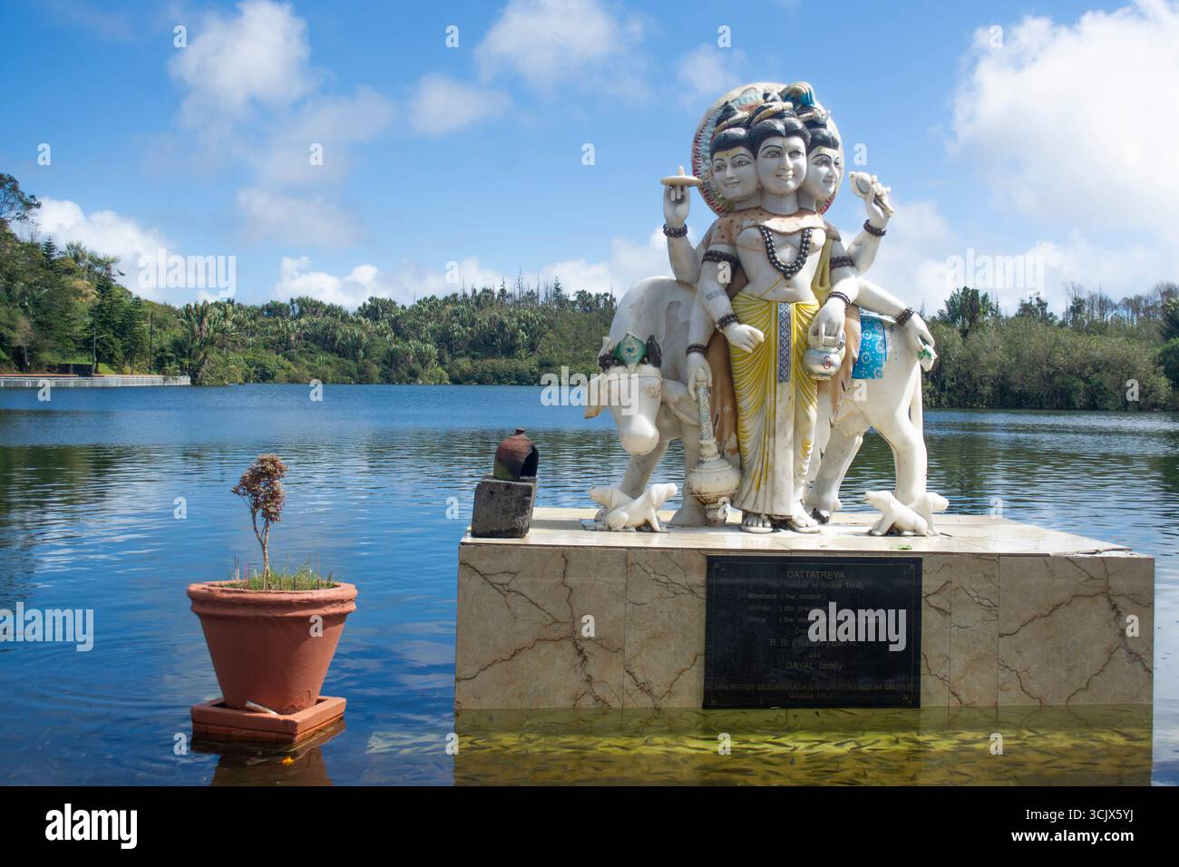 Statue von Dattatreya, Symbol der Göttlichen Dreifaltigkeit am heiligen Ganga Talao See auf der Insel Mauritius im Indischen Ozean Stockfoto