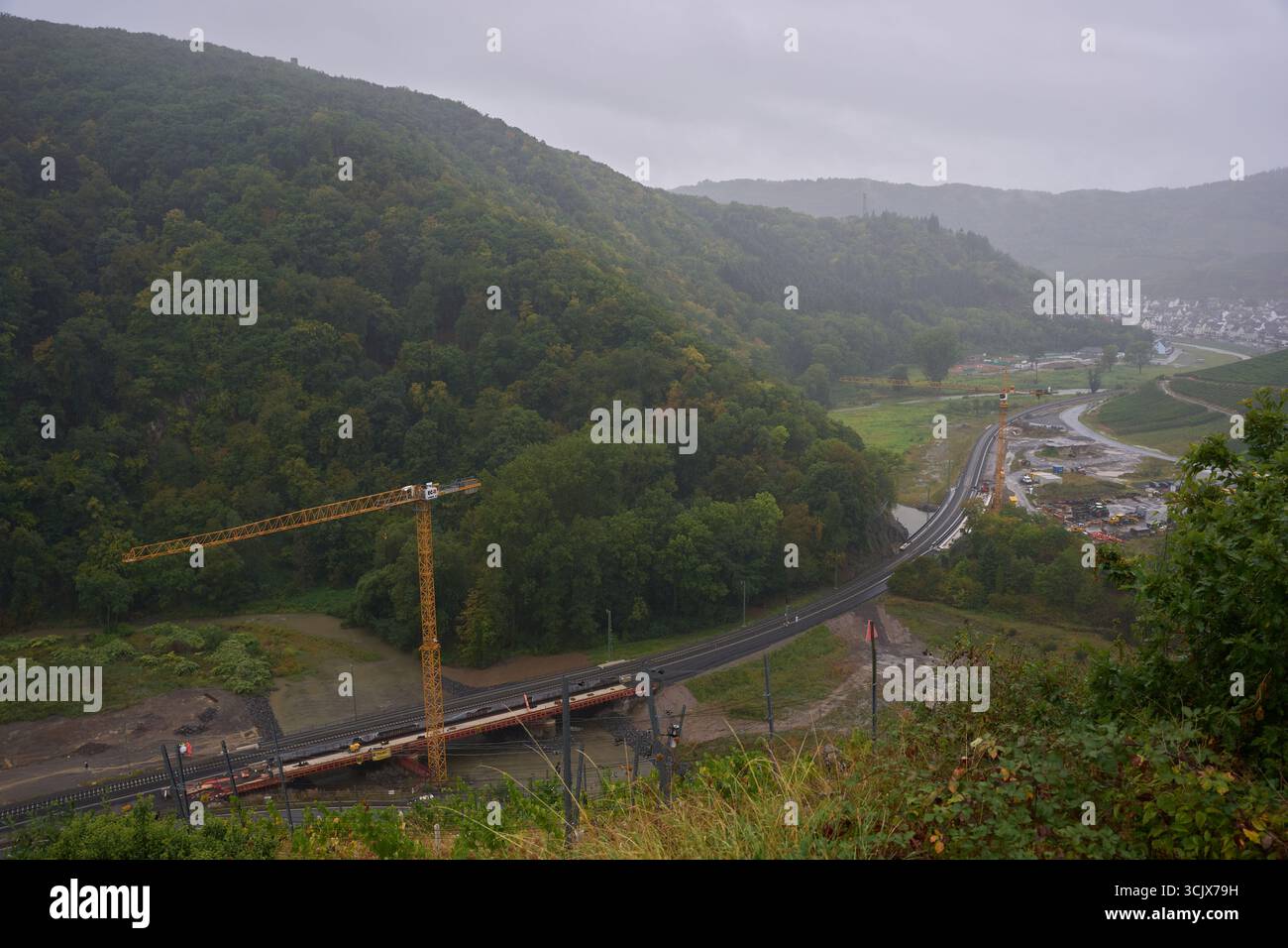Dernau, Deutschland. September 2025. Das Ahrtal bei Dernau im Regen. Quelle: Thomas Frey/dpa/Alamy Live News Stockfoto