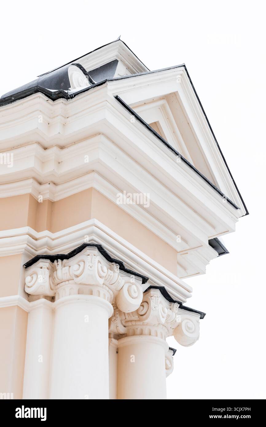 Die Torsäule mit klassischem Portikus steht unter hellem Himmel. Altes klassisches Architekturbeispiel. Sankt Petersburg, Russland Stockfoto Die Torsäule mit klassischem Portikus steht unter hellem Himmel. Altes klassisches Architekturbeispiel. Sankt Petersburg, Russland Stockfoto