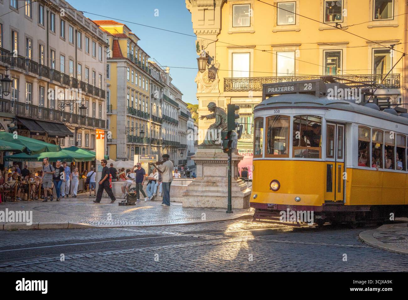 Die historische Straßenbahn 28 fährt an der Rua Garrett in Chiado, Lissabon, Portugal Stockfoto