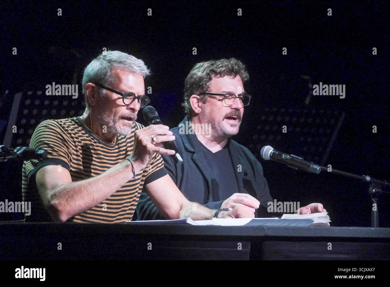 joost Götz Otto und Sebastian Bezzel Geheimnisse auf der Buehne bei der Gala zur Eroeffnung der Spielzeit 2025/2026 im St.Pauli Theater am 08.09.2025 in Hamburg Deutschland *** joost Götz Otto und Sebastian Bezzel Secrets auf der Bühne der Gala zur Eröffnung der Saison 2025 2026 im St. Pauli Theater am 08 09 2025 in Hamburg Deutschland Stockfoto