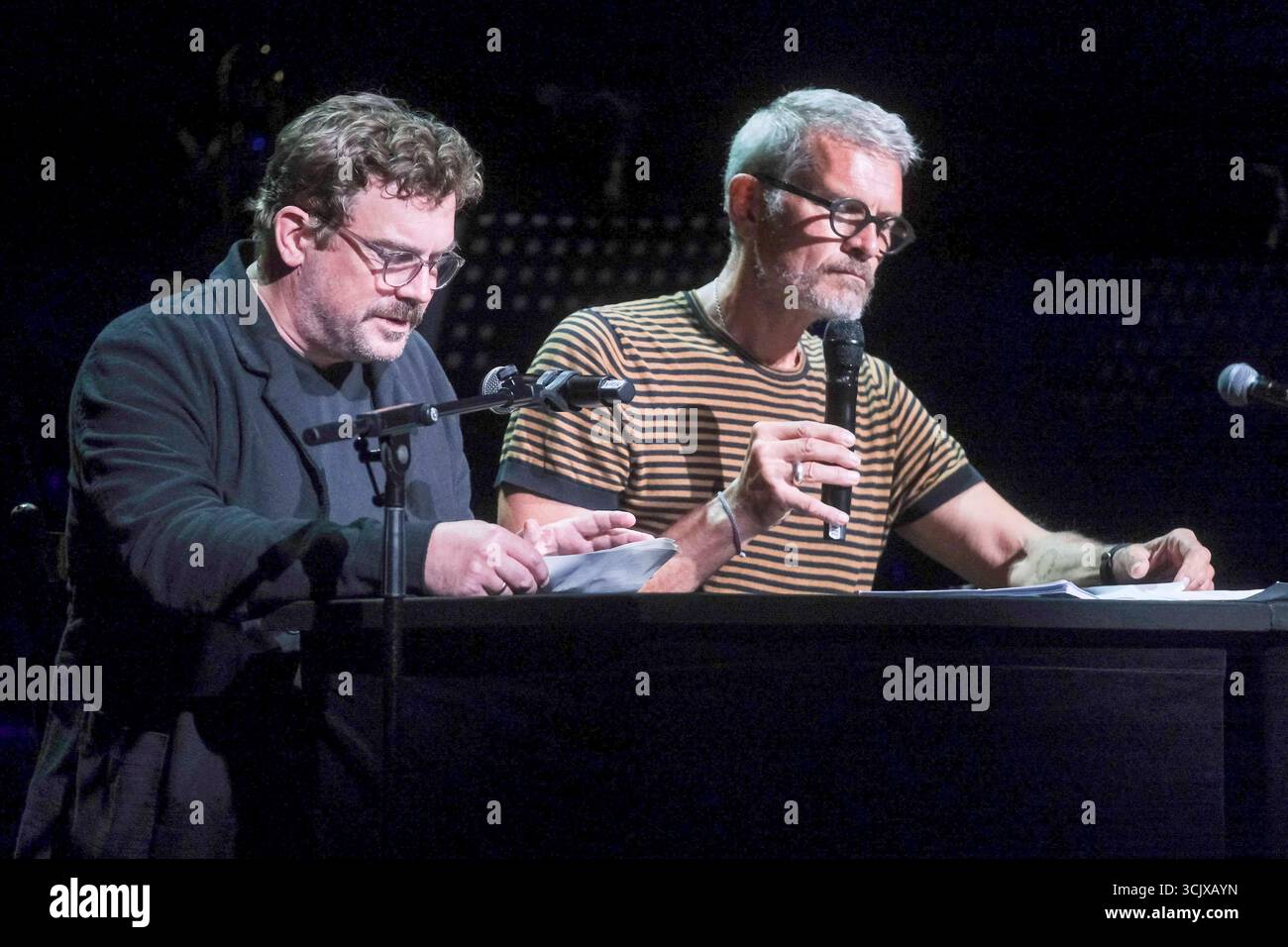 joost Götz Otto und Sebastian Bezzel Geheimnisse auf der Buehne bei der Gala zur Eroeffnung der Spielzeit 2025/2026 im St.Pauli Theater am 08.09.2025 in Hamburg Deutschland *** joost Götz Otto und Sebastian Bezzel Secrets auf der Bühne der Gala zur Eröffnung der Saison 2025 2026 im St. Pauli Theater am 08 09 2025 in Hamburg Deutschland Stockfoto