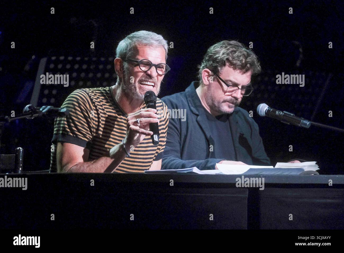 joost Götz Otto und Sebastian Bezzel Geheimnisse auf der Buehne bei der Gala zur Eroeffnung der Spielzeit 2025/2026 im St.Pauli Theater am 08.09.2025 in Hamburg Deutschland *** joost Götz Otto und Sebastian Bezzel Secrets auf der Bühne der Gala zur Eröffnung der Saison 2025 2026 im St. Pauli Theater am 08 09 2025 in Hamburg Deutschland Stockfoto