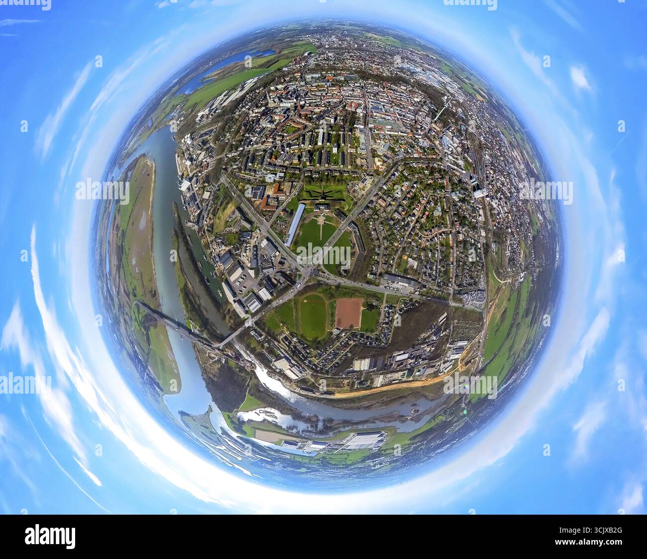 Luftaufnahme, Wohngebiet Wesel-Mitte, Stadtzentrum Zitadellenviertel, Straßenüberquerung Südring mit LVR-Niederrheinmuseum Wesel und Lippestadion, Stockfoto