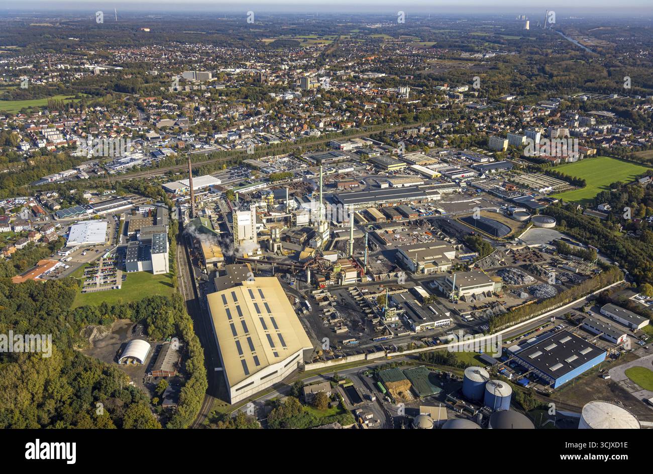 Luftaufnahme, Kupferhütte und Kupferrecycler Aurubis AG, Blick auf das Stadtzentrum, Gahmen, Luenen, Ruhrgebiet, Nordrhein-Westfalen, Deutschland, Archi Stockfoto