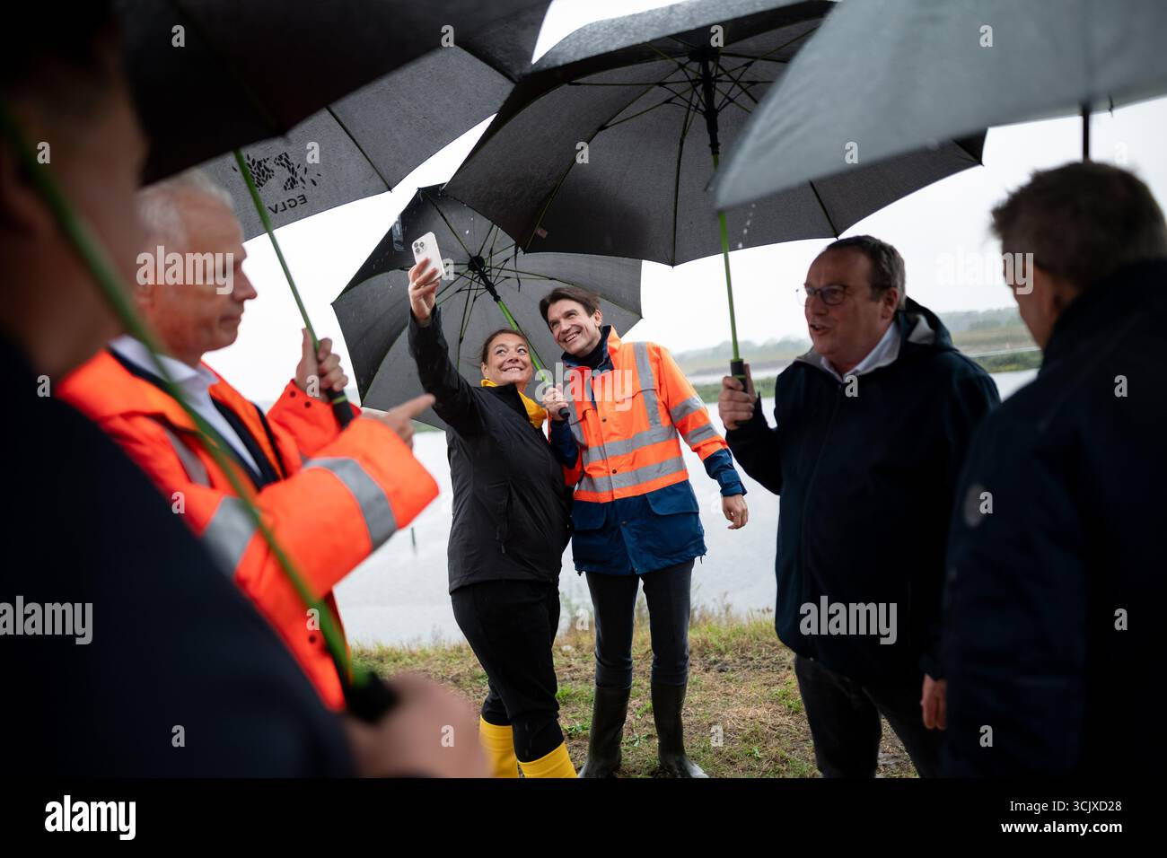 Marl, Deutschland. September 2025. Liana Weismüller, Mitglied des Vorstands der Emschergenossenschaft, und Uli Paetzel, Vorsitzender des Vorstands der Emschergenossenschaft, machen nach der Pressekonferenz ein Selfie. Der Bau der neuen Deiche in Höhe von 95 Millionen Euro ist das größte Hochwasserschutzprojekt in Nordrhein-Westfalen. In den letzten neun Jahren wurden die Deiche an der Nordseite der Lippe erneuert. Nun beginnt der letzte Bauabschnitt an einem 500 Meter langen Deich an der Südseite des Flusses. Quelle: Fabian Strauch/dpa/Alamy Live News Stockfoto