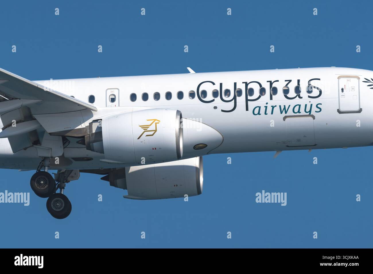 Larnaca, Zypern - 26. Juli 2025: Cyprus Airways Flugzeug fliegt im blauen Himmel, mit verlängertem Fahrwerk und sichtbaren Triebwerkdetails Stockfoto